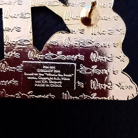 DISNEY STORE WINNIE THE POOH MAILING HIS LETTER TO SANTA - Picture 6 of 8